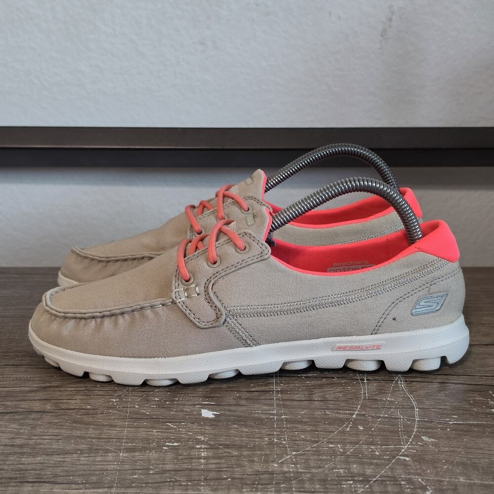 Skechers On The Go Clipper Women's Casual Slip-On Shoes Sneakers Size 9 Beige